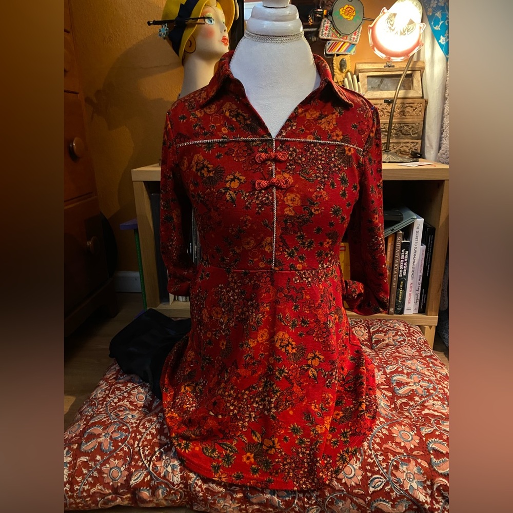 Oddly charming tunic top. Sparkly, has pockets!
